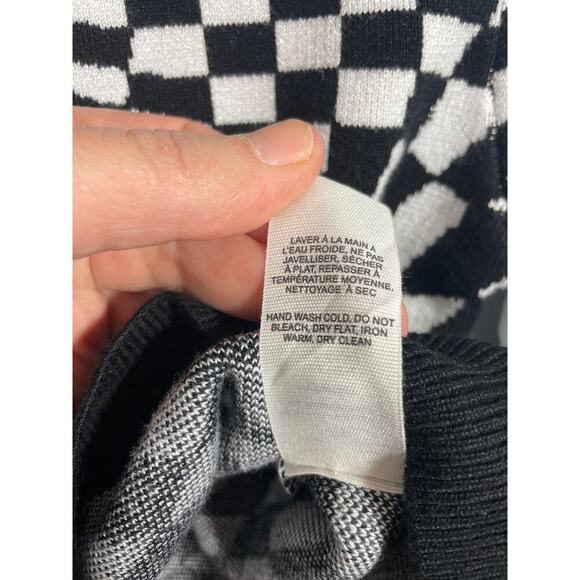 Garage Women’s Medium cropped Sweater black and white illusionist checkerboard - Picture 4 of 6